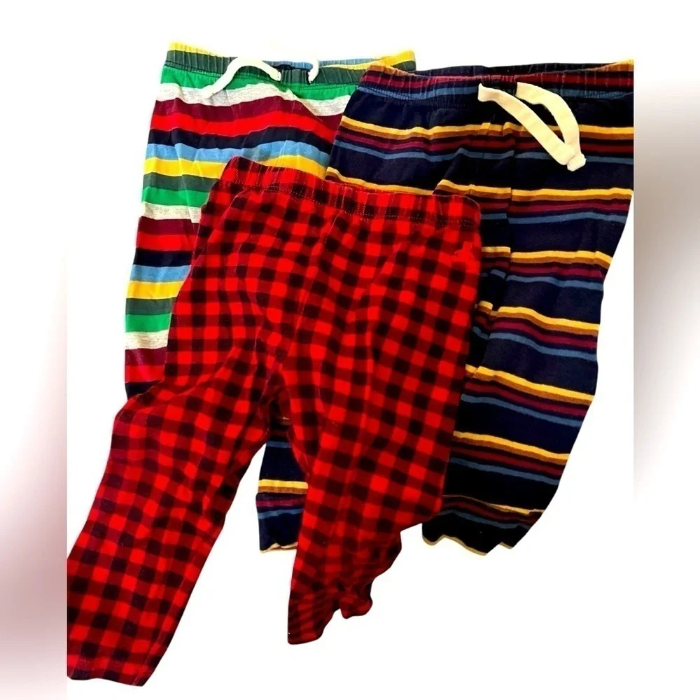 3 pants 2 onesies of 4 GAP brannan bear 1 Carters onesie 12 -18 months holiday